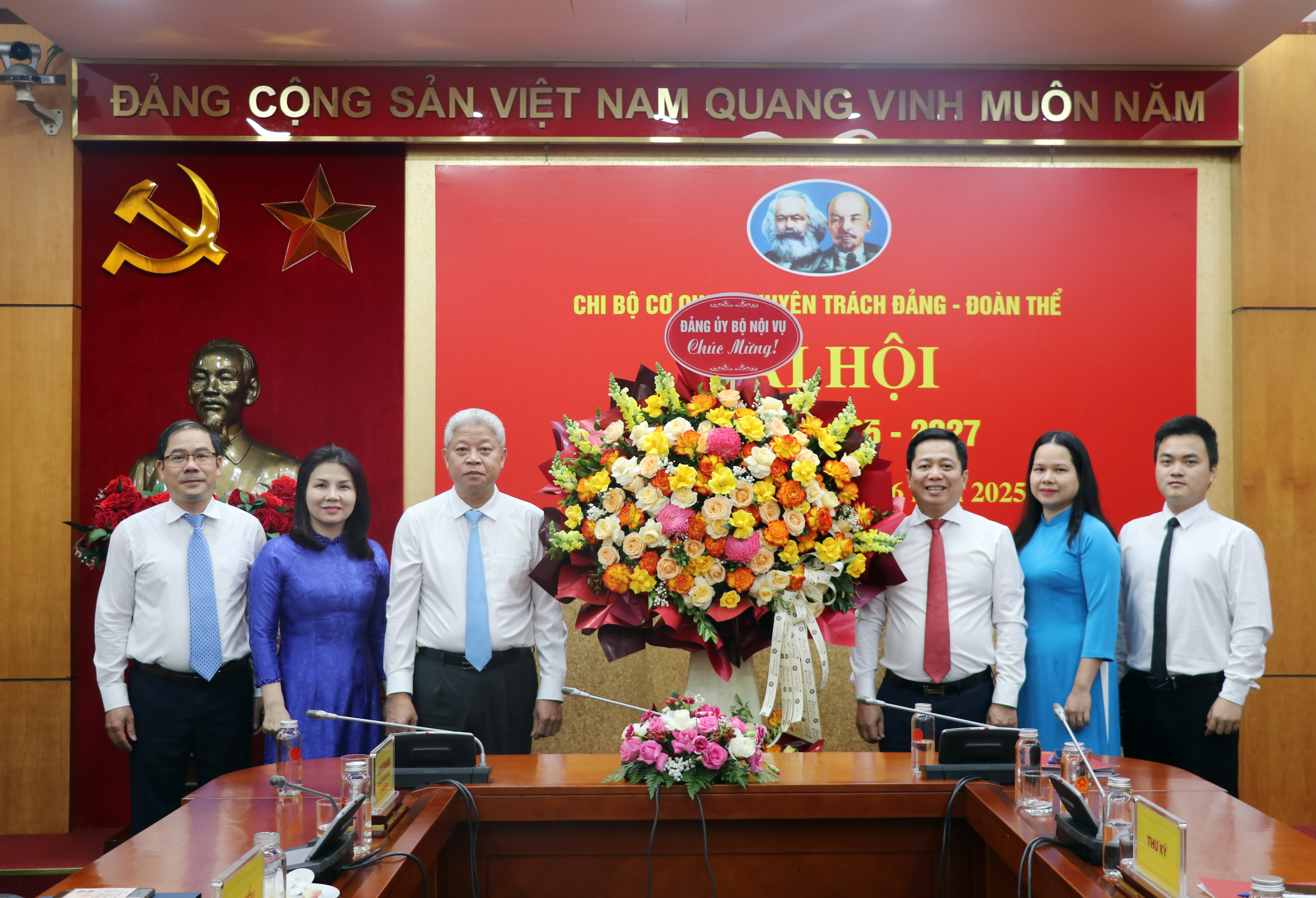 Đại hội Chi bộ Cơ quan chuyên trách Đảng - Đoàn thể nhiệm kỳ 2025 - 2027 tổ chức thành công tốt đẹp